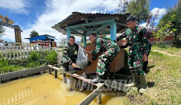 SATGAS Mobile Yonif 509 Kostrad Condromowo saat taburkan benih Lele