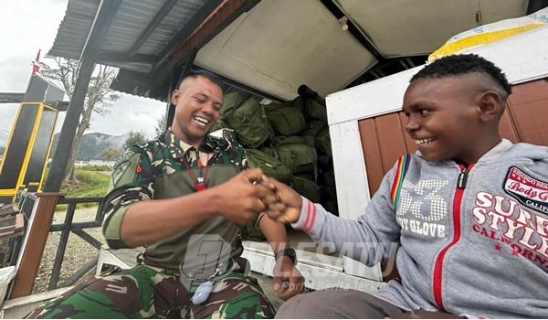 Satgas Yonif 509 Kostrad Berikan Hadiah Untuk Anak Papua