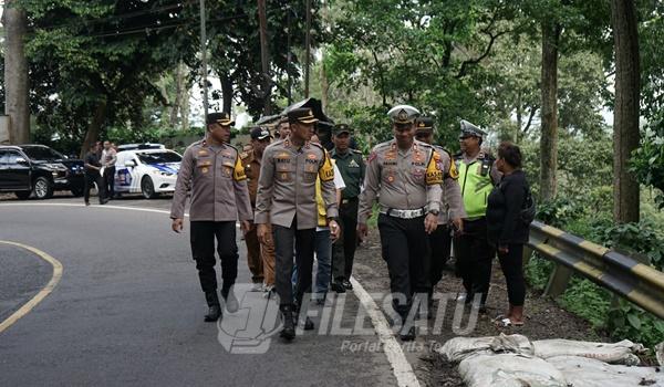 Kapolres Jember, AKBP Bayu Pratama Gubunagi saat cek jalan lintas Gumintir