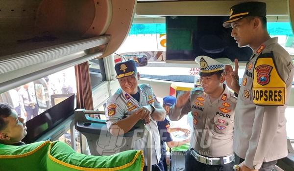 Kapolres Jember AKBP Bayu Pratama SIK SH,M.Si saat bincang dengan penumpang bus