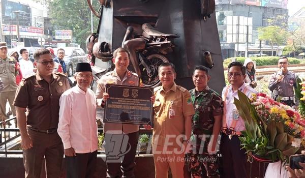 Berfoto bersama usai meresmikan Monumen Keselamatan