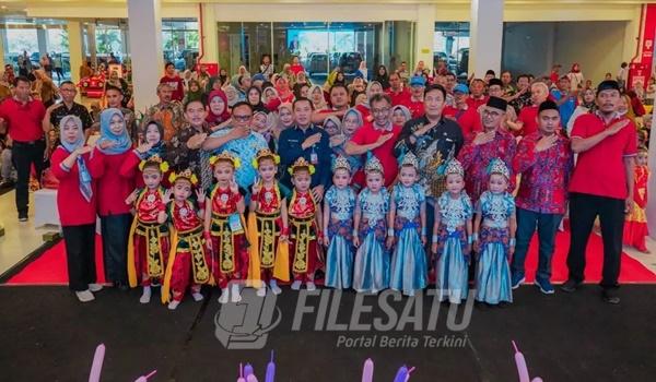 Bupati Karawang berfoto bersama usai membuka gelaran kreativitas dan Seni siswa PAUD