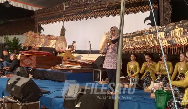 Bupati Rini Syarifah Memberikan Sambutan Pada Gelaran Bersih Desa Plosorejo Kabupaten Blitar