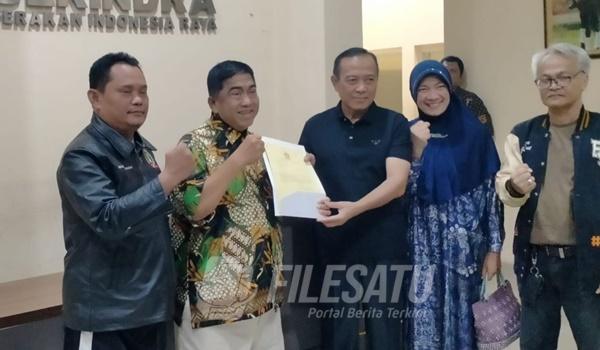 Daftar melalu Partai Gerindra Orang Tua Gina Fadlia Swara saat di kantor DPC Gerindra Karawang