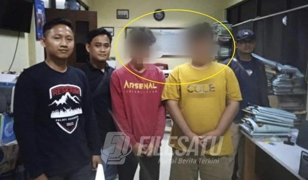 Dua Pelaku yang diduga sodomi puluhan anak saat diamankan Polisi