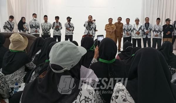 Guru Honorer Karawang saat menggelar aksi damai di Pemda Karawang