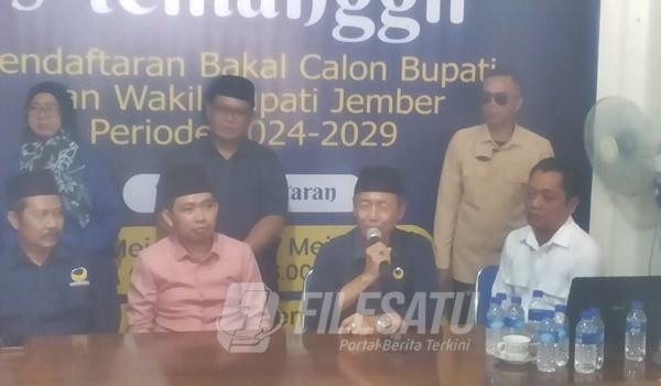 Gus Fawaid saat daftar calon bupati Jember melalui Partai NasDem