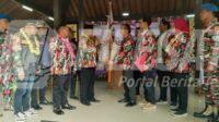 Kamada Jabar saat serahkan Bendera Pataka ke Ketua LMP Marcab Kota Bekasi