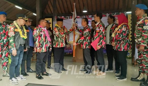 Kamada Jabar saat serahkan Bendera Pataka ke Ketua LMP Marcab Kota Bekasi