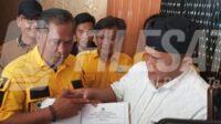 Acep Jamhuri saat menerima surat tugas dari DPD Partai Golkar