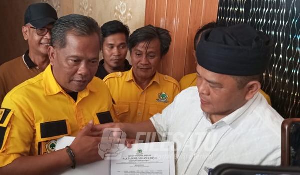 Acep Jamhuri saat menerima surat tugas dari DPD Partai Golkar