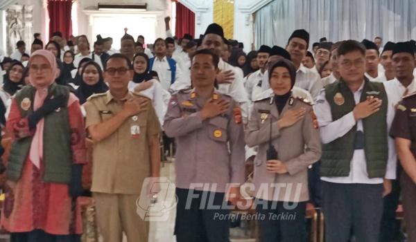 Berfoto bersama usai pelantikan Pantarlih se Kecamatan Telukjambe Timur