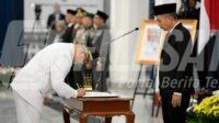 Bey Machmudin saat lantik Ade Zakir Hasim sebagai Pj Bupati Bandung Barat