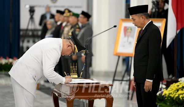 Bey Machmudin saat lantik Ade Zakir Hasim sebagai Pj Bupati Bandung Barat