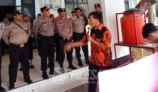 Gelar Aksi Mahasiswa didepan Kantor Dinas PU Mandailing Natal