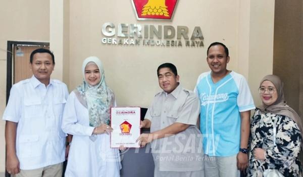 Gina Fadlia Swara Resmi Kembalikan Formulir Pendaftara Bacabup Karawang 2024