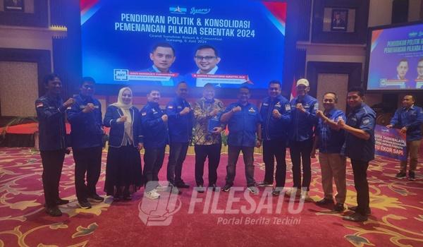 H. Acep Jamhuri berfoto bersama usai mendapat Surat Tugas dari Partai Demokrat