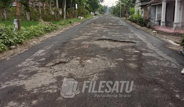 Jalan Penguhubung Desa Tulung Rejo-Stasiun Sumber Wadung yang Rusak