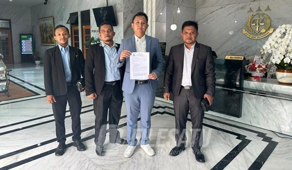 Kantor Hukum Gary Gagarin dan Parner melaporkan Kades Sukalayu