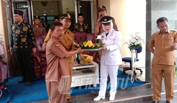 Kepala Desa Klari Hj. Aan Anengsih menerima ucapan selamat saat gelar tasyakuran