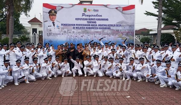 Kepala Desa se Kabupaten Karawang berfoto bersama usai menerima SK Perpanjangan Jabatan