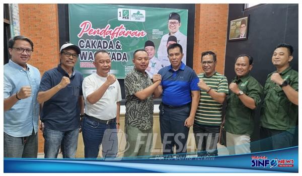 Ketua PKB Karawang Rahmat Hidayat Djati saat menerima Cabup-Cawabup Karawang 2024 Yana Suyatna@2024SINFONEWS.com