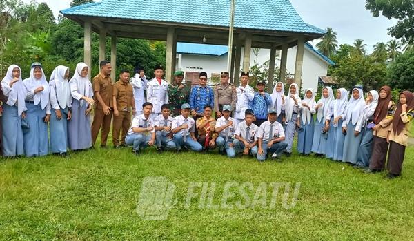 Peserta Upacara Hari Lahir Pancasila Kecamatan Siabu berfoto bersama