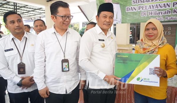 Plt. Bupati H Subandi saat meberikan kartu peserta BPJS bagi pelaku UMKM