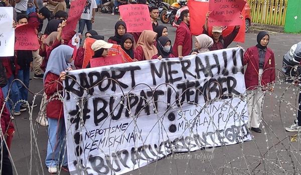 Unjuk Rasa IMM di Depan Kantor DPRD Jember