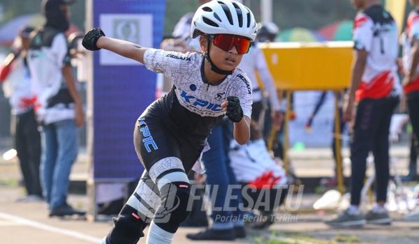 Aulia Febri Rahayu saat mengikuti kompetisi Sepatu Roda Bupati Karawang Cup