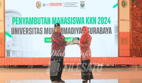 BUPATI Mojokerto Ikfina Fahmawati saat nenerima cinderamata dari KKN Mahasiswa UM Surabaya