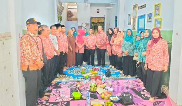 Bupati Ikfina berfoto bersama usai menyerahkan SK Perpanjangan Masa Jabatan Kades