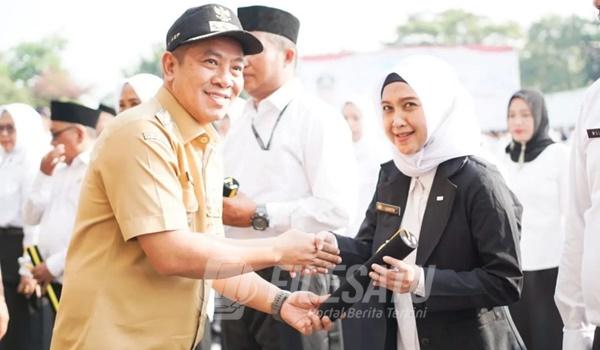 Bupati Karawang saat berikan SK Perpanjangan masa jabatan BPD se Kabupaten Karawang