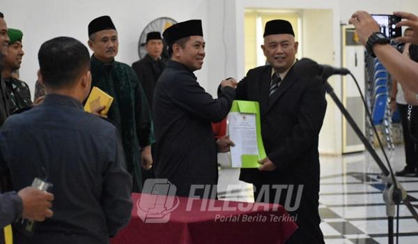 Eka Santatha saat menerimaSK Pengangkatan Jadi Sekretaris Daerah Kabupaten Karawang