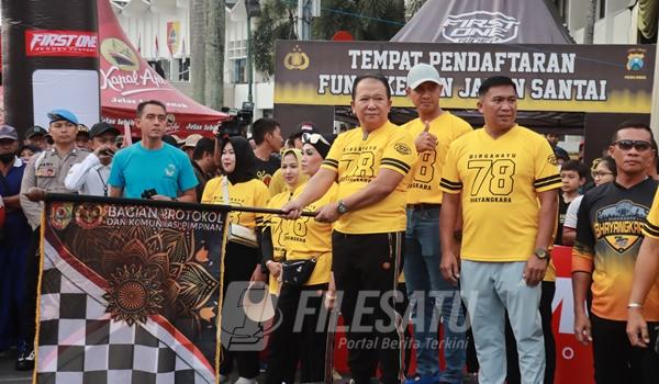 Kapolres Jember, AKBP Bayu Pratama Gubunagi pegang bendera star