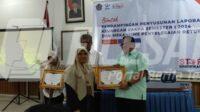 Kepala Kemenag Karawang H Sopiyan saat menerima Penghargaan KPPN Award