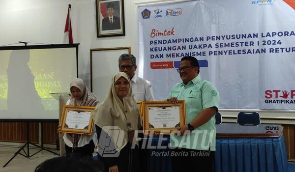 Kepala Kemenag Karawang H Sopiyan saat menerima Penghargaan KPPN Award