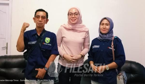 Media Global Sumsel berfoto bersama Yenny Elita Sofyan Sani, SPd, MM