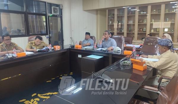 Pansus Raperda Pemakaman DPRD Karawang saat melkukan pembahasan