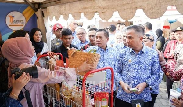 Pj Gubernur Jabar didampingi Bupati Karawang saat melihat produk UMKM pada Harkopnas Tingkat Jabar