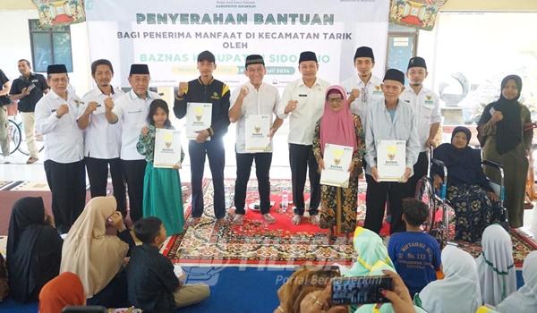 Plt Bupati Subandi Bareng Baznas Serahkan Bantuan ke Warga