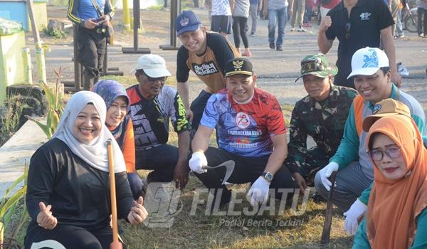 Plt. BUPATI Sidoarjo, H. Subandi bersama OPD saat melakukakan kerja bakti massal