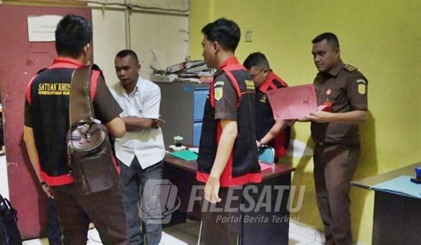 Tim Kejaksaan Negeri saat Geledah Kantor BPBD OKU