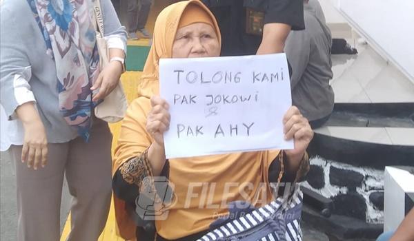 Wanita Paruh Baya Teriak Histeris Minta Keadilan atas Gugatan Tanah yang dihadapinya