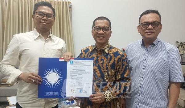 YPN saat menerima SK dari DPP PAN