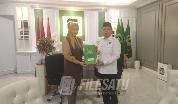 Mantan bupati Jember, Faida saat menerima surat Tugas dar PPP