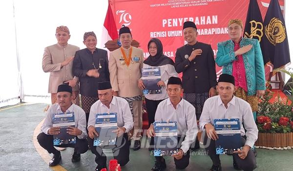 Bupati Karawang berfoto bersama Warga Binaan Laas Kelas II Karawang usai pemberian Remisi