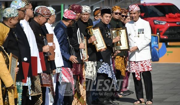 Bupati Karawang saat menerima penghargaan dari Pj Gubernur Jabar