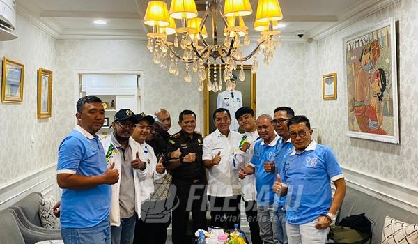 Bupati saat melepas 6 atlit PWI Karawang ke Powarnas di Kalsel