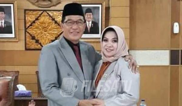 IDRUS USMAN SH, mantan anggota DPRD OKU dan Istri